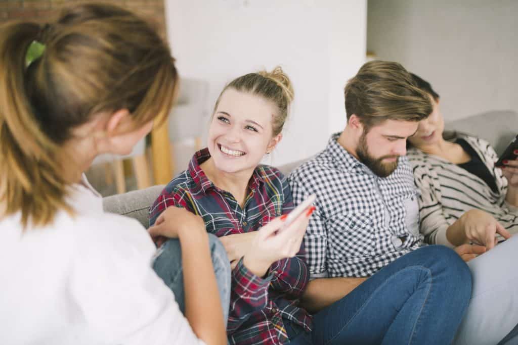 לוקס דנטל גרופ | כיצד אינטראקציות חברתיות ביום-יום מושפעות מהליך השתלות שיניים אינטראקציות חברתיות - חיוך מלא אחרי השתלה