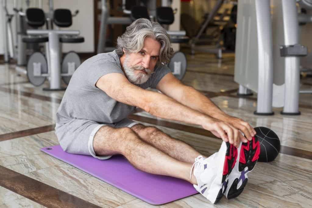 לוקס דנטל גרופ | אימון כושר אחרי השתלת שיניים – מתי אפשר לחזור ומה מותר גבר מבצע אימון קל לאחר השתלת שיניים