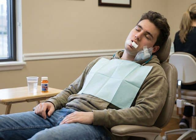 למה תנוחת השינה חשובה כל כך אחרי השתלת שן?